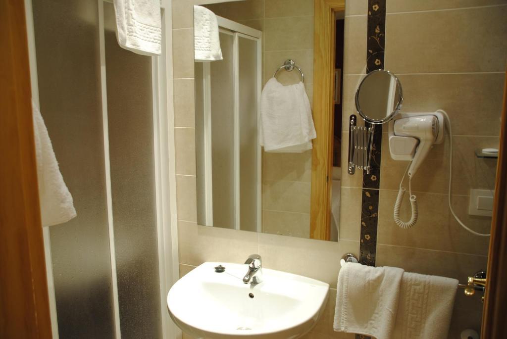 Hotel Alegria Banos De Montemayor Room photo